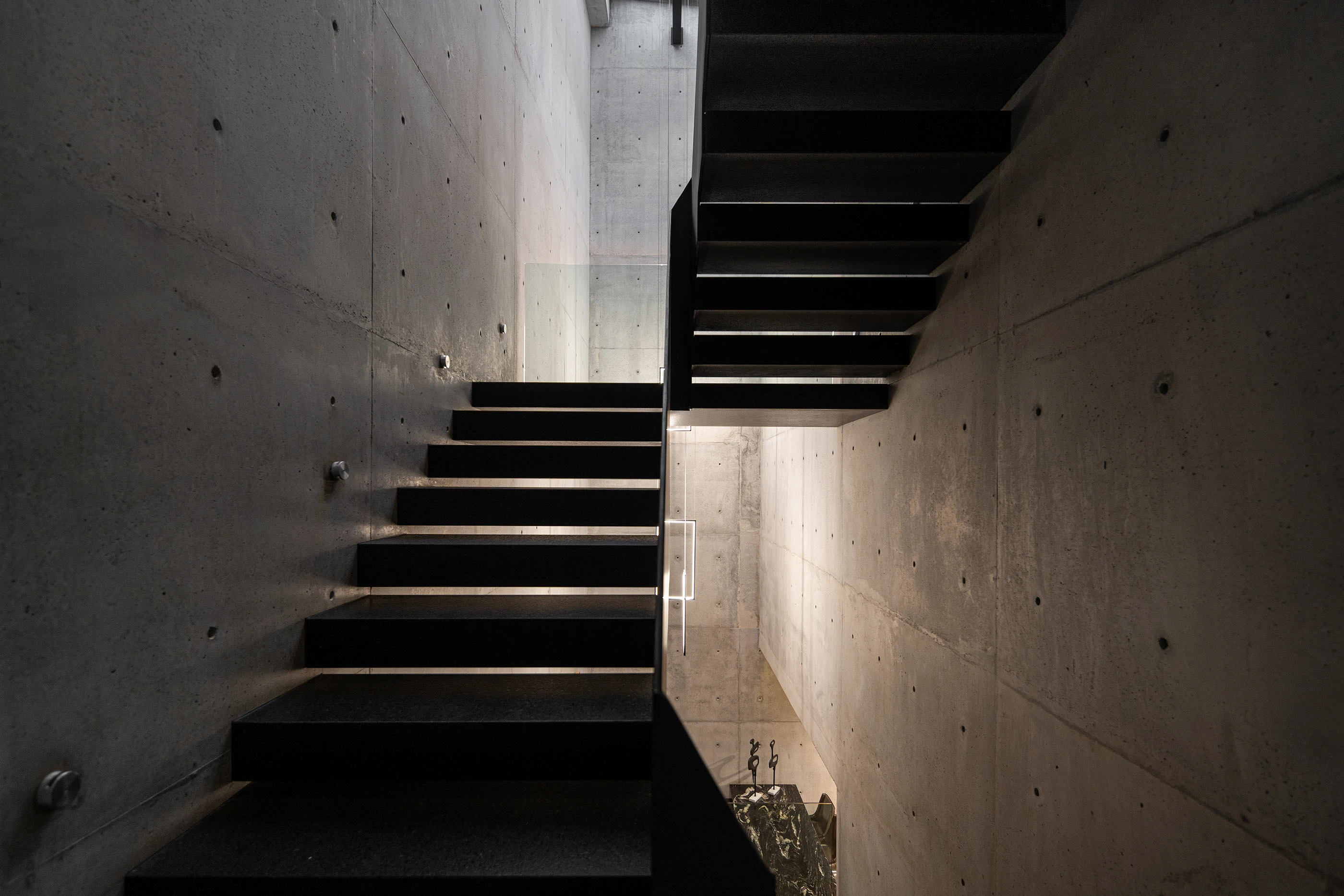 Espacio interior con luz natural y materialidad honesta